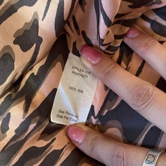 CAbi 100% Silk Pink Zebra Striped Ruffled Sleeveless Blouse Women’s Size XS - Picture 6 of 9